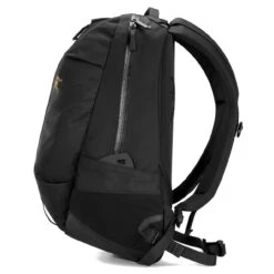 Arc'teryx Arro 16 Backpack 14 Arc'teryx Arro 16 Backpack -Camping Paradise FW22 24018 BLK Arro 16 Backpack Black Neutral NA Side Left rsz 58963.1666299893