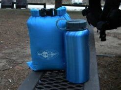 Mountain Hardwear Phantom 32° -Camping Paradise MH Phantom 32 next to 1 Liter water bottle